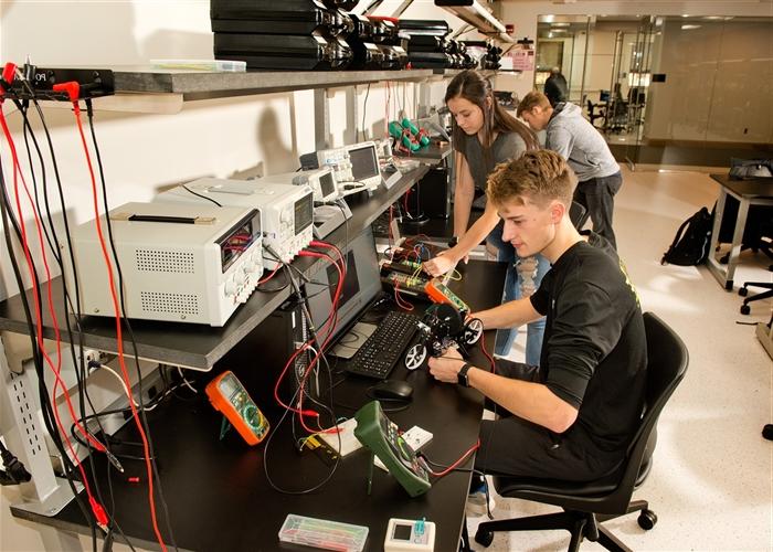 Engineering student working in lab at Mount Union.